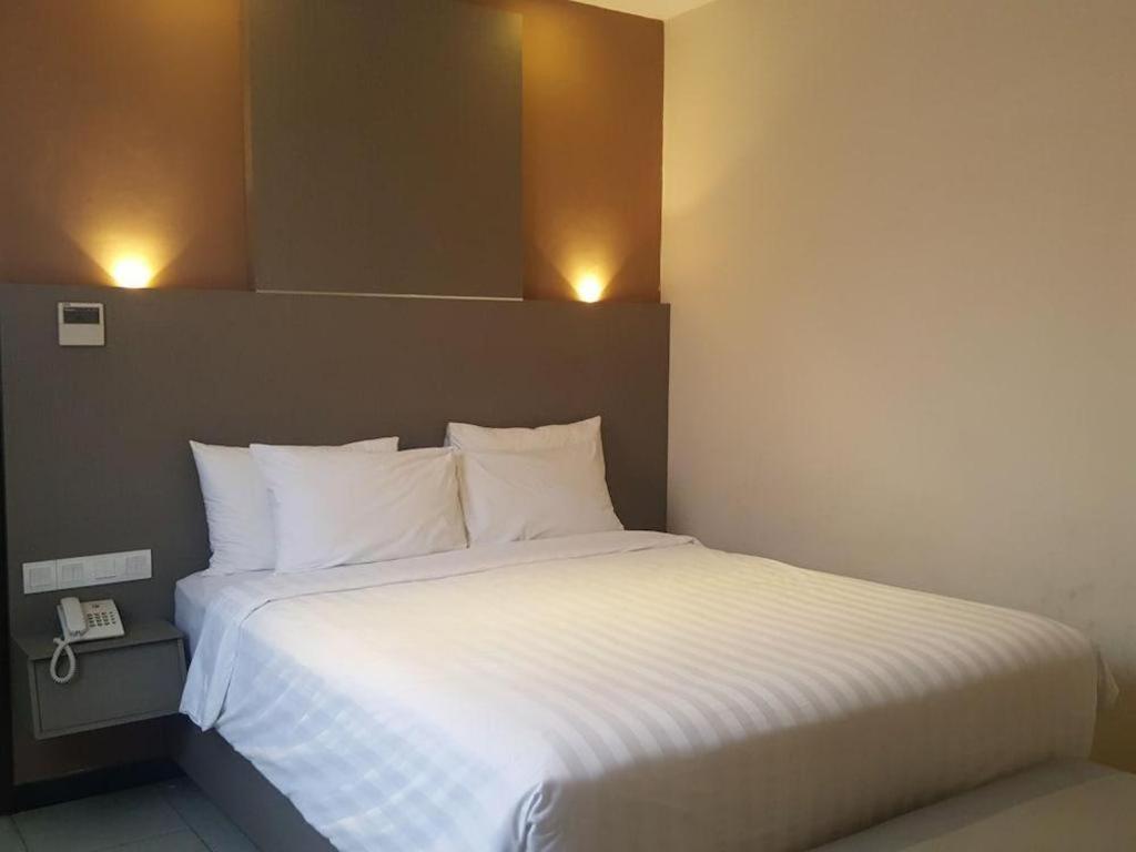 Kharisma Hotel Мадиун Екстериор снимка
