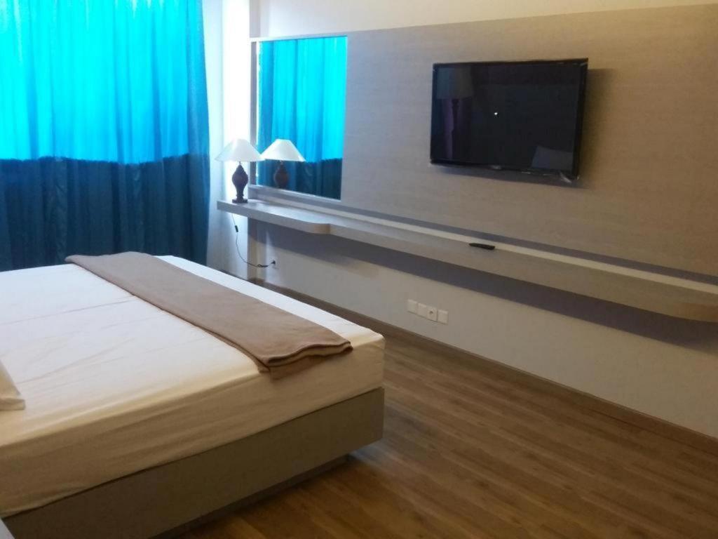 Kharisma Hotel Мадиун Екстериор снимка