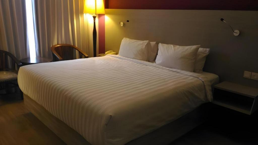 Kharisma Hotel Мадиун Екстериор снимка