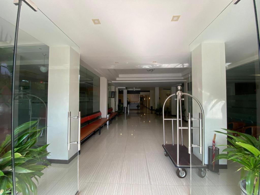 Kharisma Hotel Мадиун Екстериор снимка