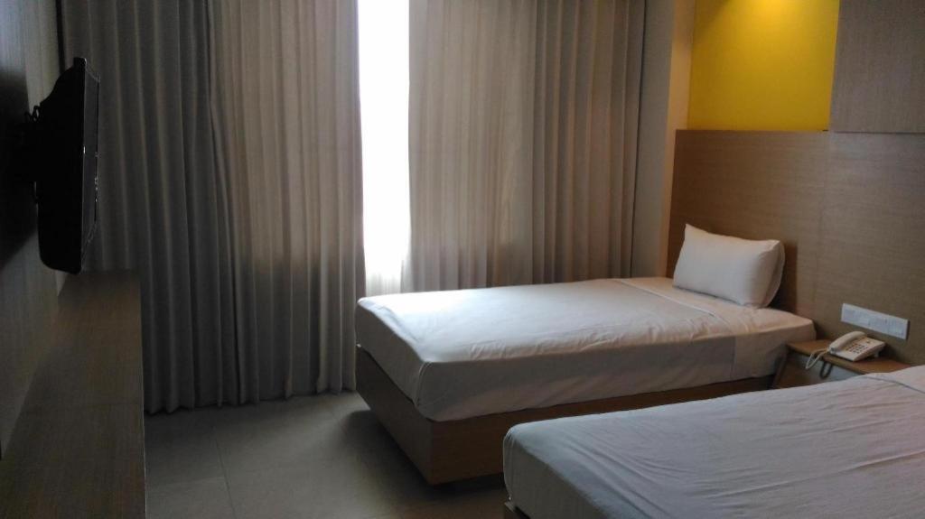 Kharisma Hotel Мадиун Екстериор снимка