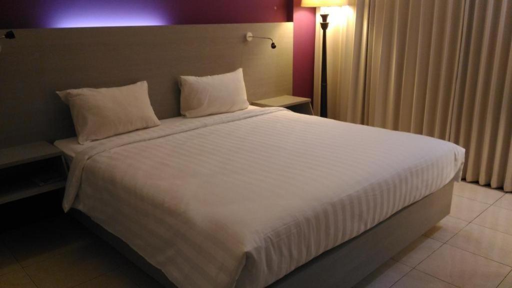 Kharisma Hotel Мадиун Екстериор снимка